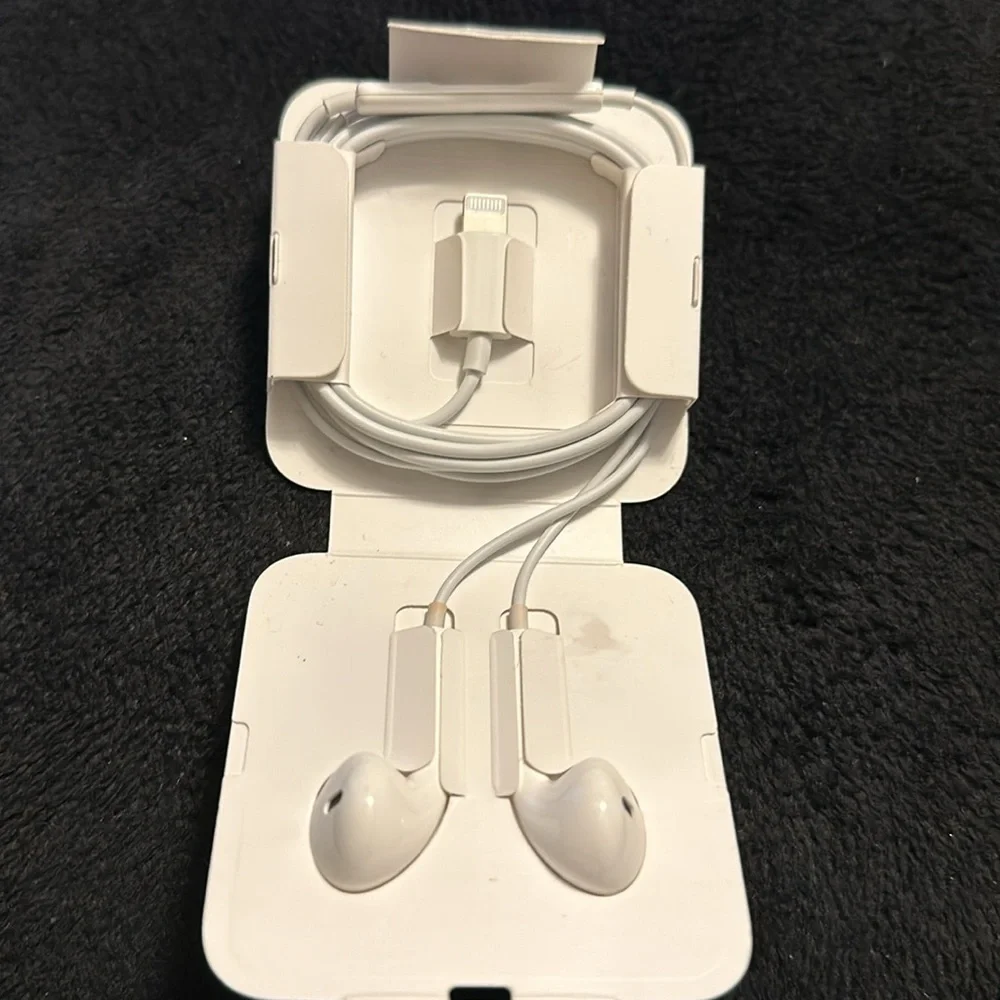 Authentic Apple Earpods with Lightning Connector NEW